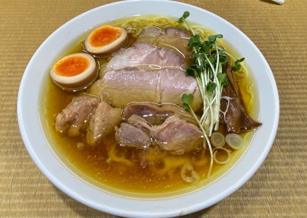 「親鶏中華そば（大盛・中太麺）自家製煮卵＋豚肩ロース2枚」@手打 親鶏中華そば 綾川の写真