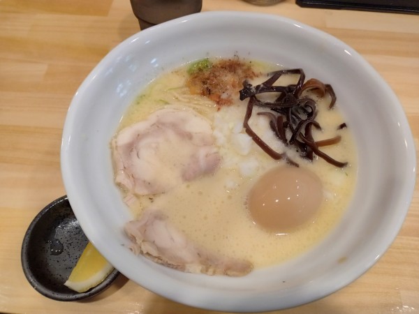 「塩らーめん+味玉」@麺屋 松どりの写真