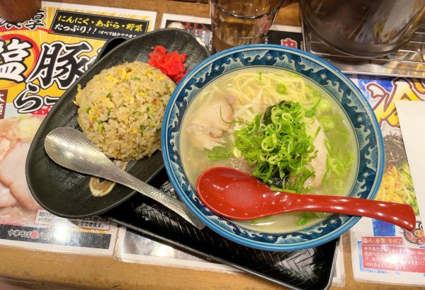 「塩らーめんの焼きめし定食」@らーめん八角 太子店の写真