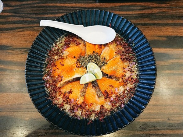 「マスノスケ(キングサーモン)の冷製そば」@稲荷屋の写真