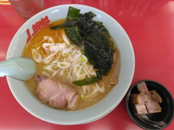 「えび塩らーめん930円(麺硬め)、JAF特典でコロチャー無料」@山岡家 柏店の写真