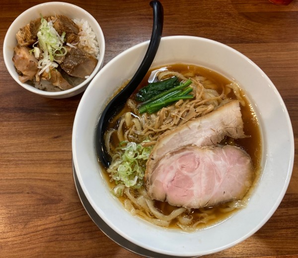 「醤油らーめん 900円 大盛(＋50円)＋チャーシューご飯」@純手打ち だるまの写真