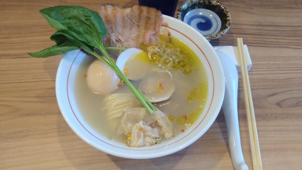 「牡蠣とあさりオイル塩そば(味玉のせ)¥1250-」@拉麺 はま家の写真