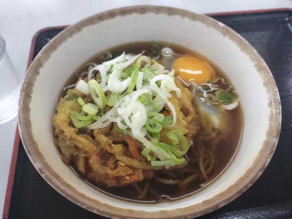 「朝のかき揚げそば＋生卵」@全日本海員生活協同組合 川崎レストランの写真