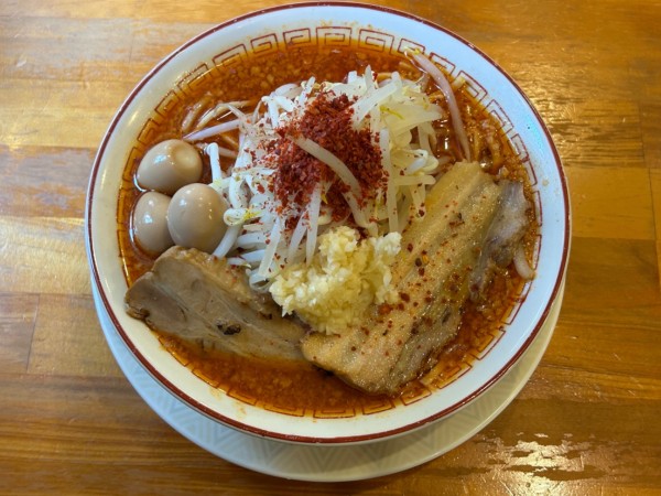 「辛マンモスニンニクうずら」@泪橋 溝の口店の写真