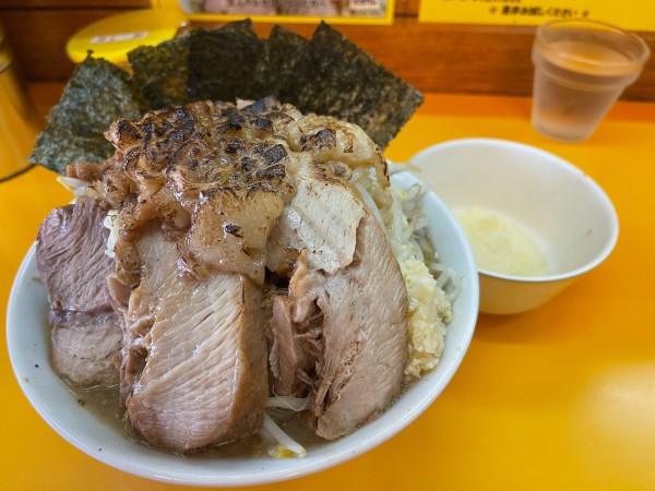 「ブタミニラーメン➕海苔➕粉チーズ」@ラーメンエース 八王子店の写真