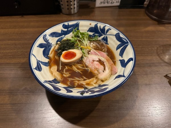 「鴨煮干し濃口醤油らぁめん」@自家製麺 鴨と煮干の写真
