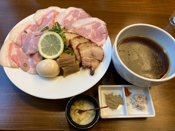 「昆布水肉つけ麺・黒、大盛」@麺や 五郎の写真