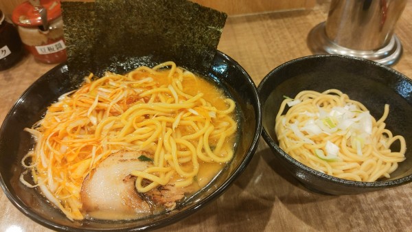 「セールラーメン(濃いめ多め)・大盛・メンマ・辛ネギ ￥830」@家系ラーメン ゆうぎ家の写真