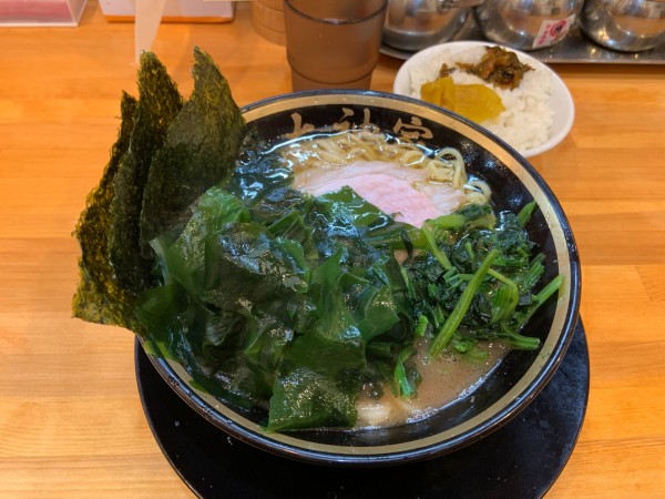 「ラーメン+わかめ」@横浜家系ラーメン 大神家の写真