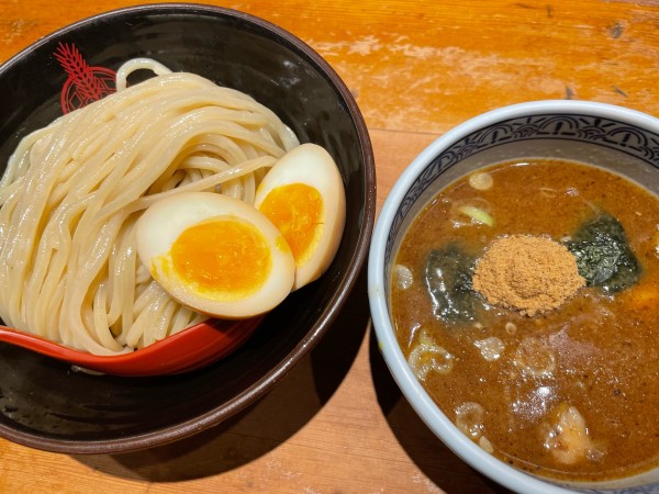 「つけ麺(中)＋半熟玉子」@つけ麺専門店 三田製麺所 神田店の写真