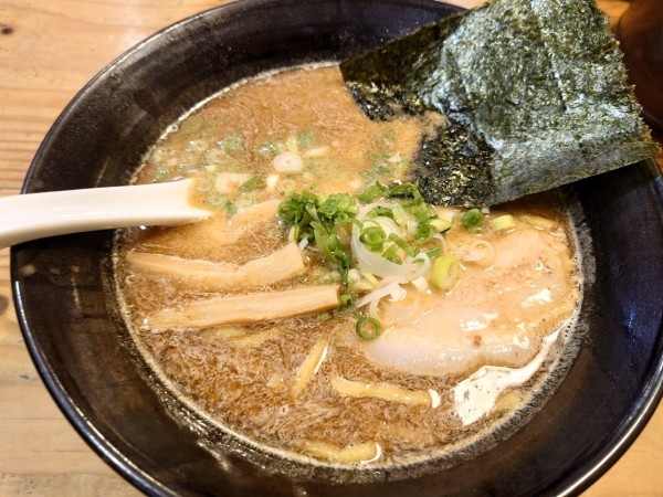 「濃厚豚骨醬油(魚介)」@自家製多加水極太麺 ISAMIの写真