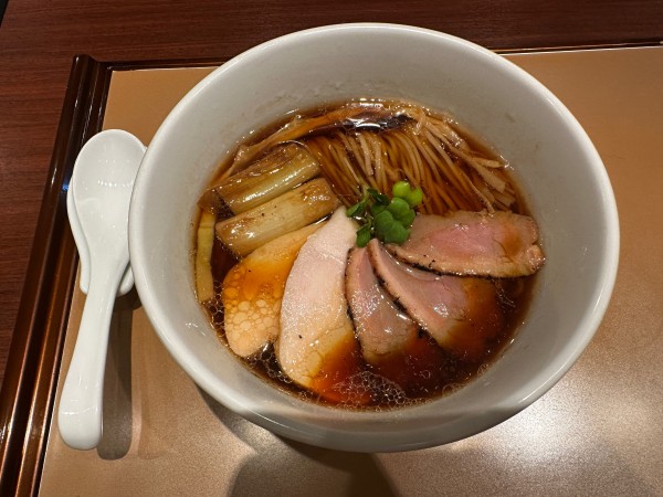 「名古屋コーチンの鴨醤油らぁ麺」@麺 紡木の写真