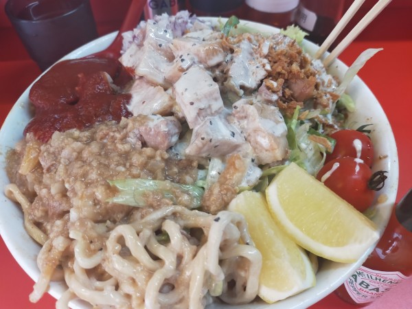 「冷やしポークオーバーヌードル・増640（脂・チリトマト）」@ハナイロモ麺 吉祥寺本店の写真