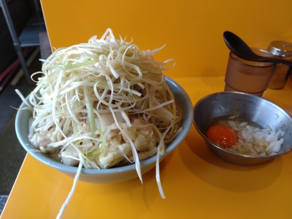 「小ラーメン　ネギ　たまねぎタマゴ　アブラ　ニンニク」@ラーメン二郎 八王子野猿街道店2の写真