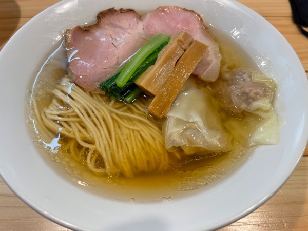 「煮干塩ワンタン麺＋柴崎亭の焼豚丼」@世田谷中華そば 祖師谷七丁目食堂の写真