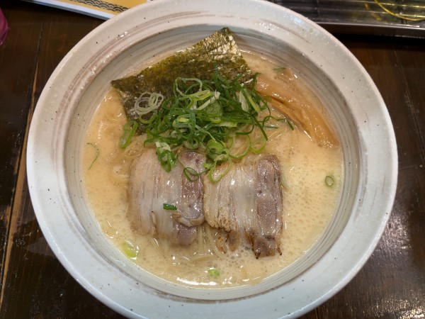 「塩白湯ラーメン500円（税込）」@下町ら～めんの写真