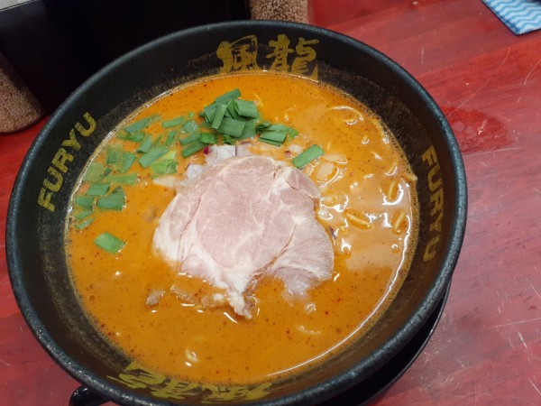「辛ラーメン、替玉２玉」@とんこつラーメン 博多風龍 渋谷店の写真