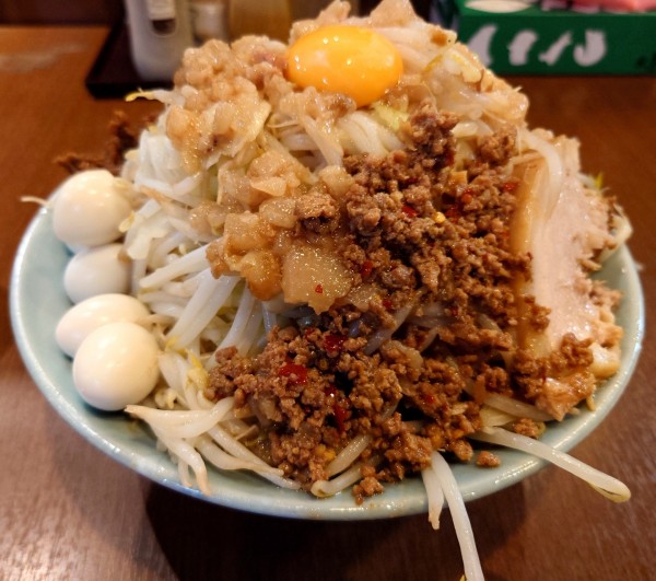 「汁なし麺150g+ウズラ(1250円)」@立川マシマシ 8号店の写真