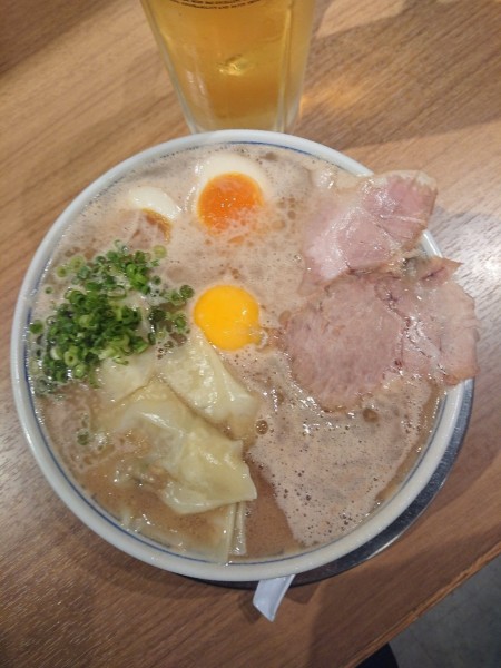 「生ビール＋月見ワンタンメン＋味玉＋辛子高菜」@三代目 博多 だるま アクアシティお台場店の写真