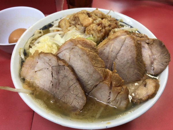 「小豚入り(ニンニク、アブラ)+生たまご 1050円」@ラーメン二郎 桜台駅前店の写真