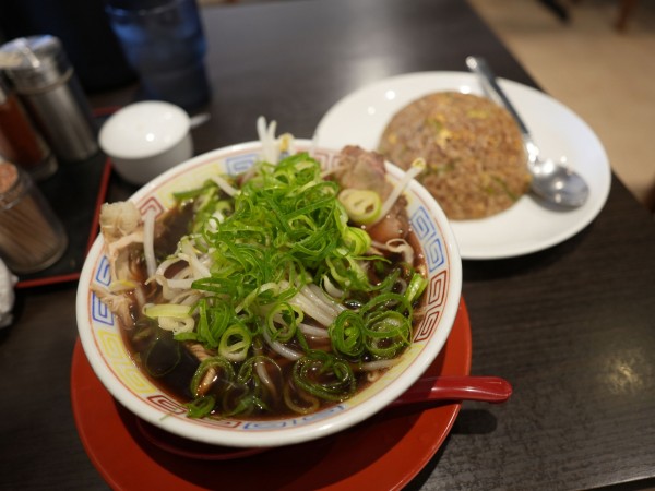 「中華そば(小)麺硬め＋焼きめし(並)」@新福菜館 秋葉原店の写真