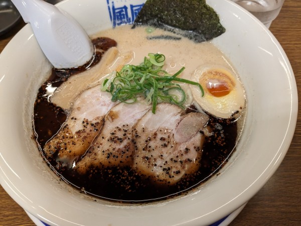 「ばり黒豚骨ラーメン」@風風ラーメン 北朝霞店の写真