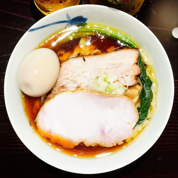 「醤油（中太手もみ麺）＋味玉＋エビスビール（中瓶）」@麺 みつヰの写真
