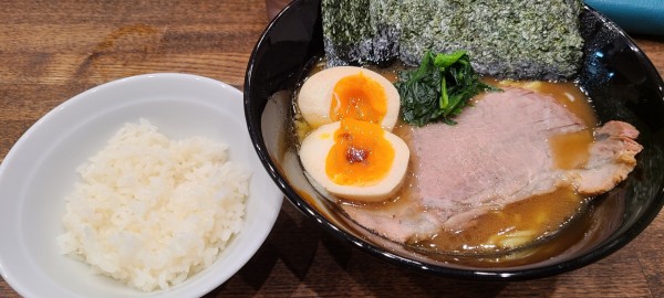 「ラーメン固め濃いめ＋半熟たまご」@麺家 GOOD LUCK 総本店の写真