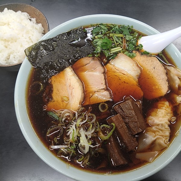 「チャーシューワンタンメン1300円、ご飯小100円」@味の大西 小田原店の写真