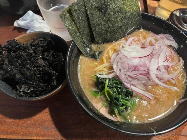 「ラーメン850円＋岩のり200円＋Twitter赤たまねぎ」@家系ラーメン クックらの写真