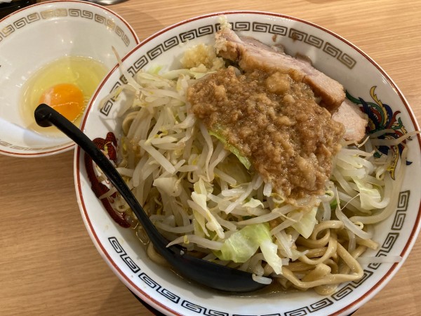 「小ラーメン¥850+生玉子¥50」@ラーメン豚山 東京ラーメン横丁店の写真