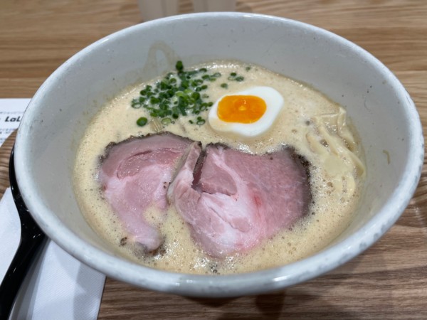 「出張所のしょうゆラーメン」@ラーメン家 みつ葉 かどま出張所の写真
