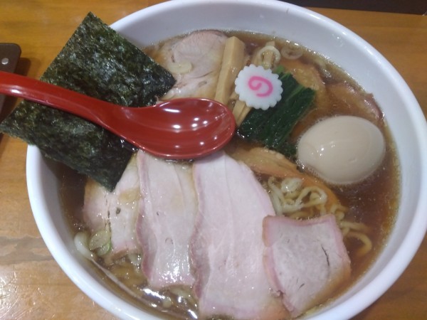 「焼豚ワンタン麺味玉入(1300円)」@とら食堂 松戸分店の写真