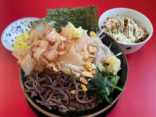 「ラーメン中盛り➕生ネギ➕キクラゲ➕チャーシューまぶし大盛り」@王道家直伝 との丸家 八潮店の写真