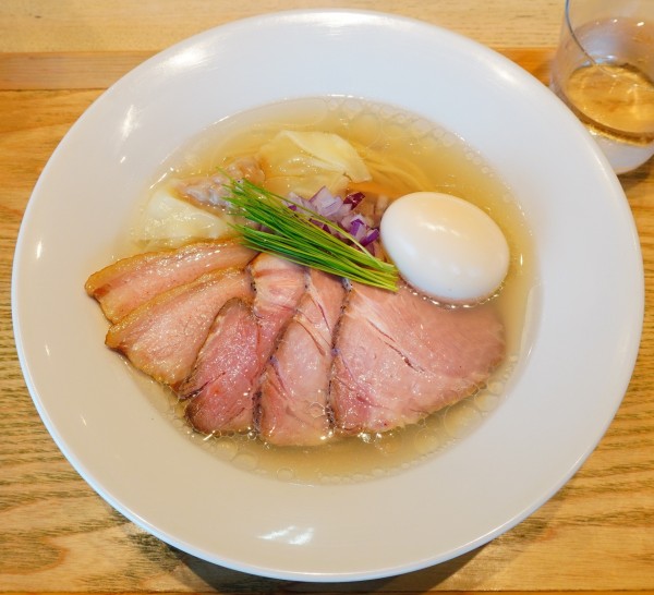 「特製中華蕎麦＜塩＞」@宍道湖しじみ中華蕎麦 琥珀 東京本店の写真