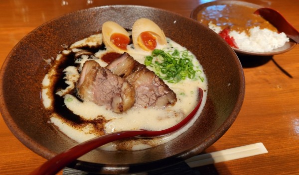「赤べこラーメン 煮味玉 和牛カレー(半)」@和牛ラーメン 繕の写真
