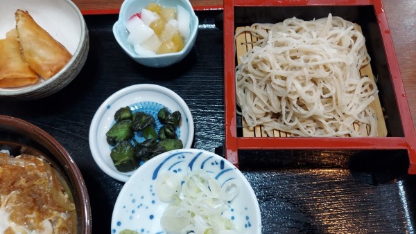 「ランチ ミニ蕎麦とたぬき丼Set」@そば処 初味の写真