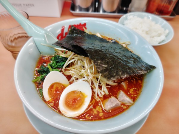 「辛味噌ネギラーメン激辛９４０円半ライス１３０円クーポン味玉」@ラーメン山岡家 笛吹店の写真