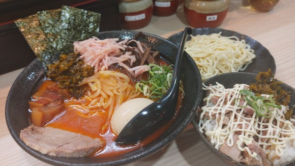 「辛一基らーめん・替玉✘‎2(硬め・普通・チャーマヨ丼・水餃子」@一基の写真