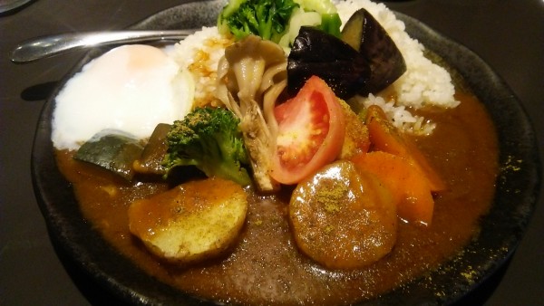 「旬野菜カレー 750円＋温泉玉子 80円」@欧風カリーMの写真