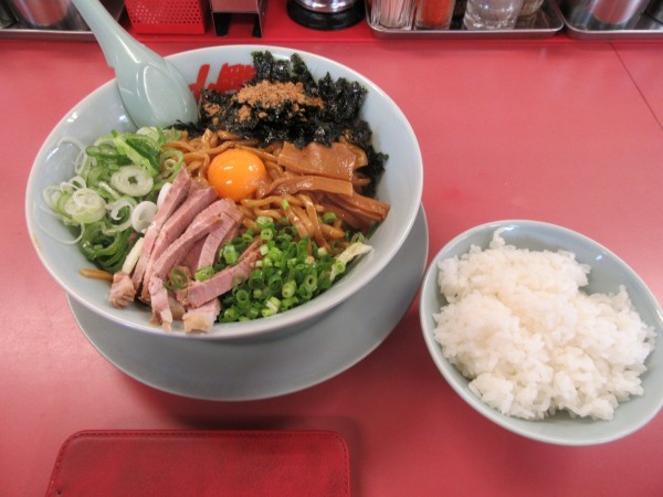 「特製和節まぜそば　半ライスセット（１０００円）」@ラーメン山岡家 つくば中央店の写真