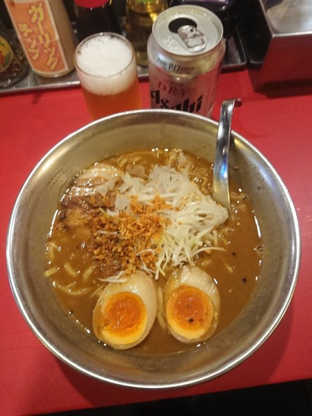 「缶ビール＋焙煎カレーラーメン＋白キクラゲ」@らーめん房 とりとんの写真