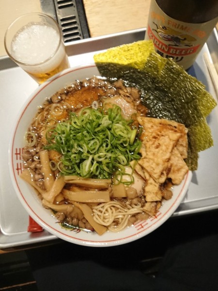 「瓶ビール ＋ 尾道ラーメン全部のせ」@八じゅう 渋谷店の写真