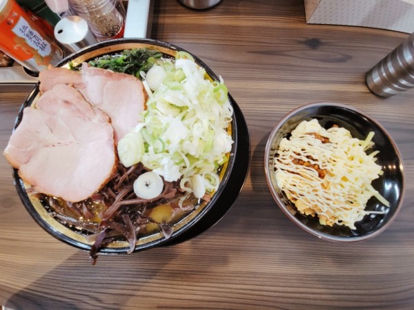 「塩チャーシューメン+チャーシュー増し(2枚)+青菜+キクラゲ+半」@家系ラーメン がくの写真