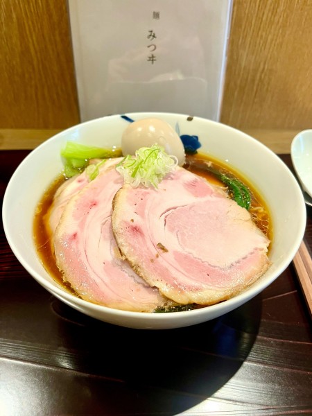 「醤油中太手もみ麺【TP】チャーシュー、味玉」@麺 みつヰの写真