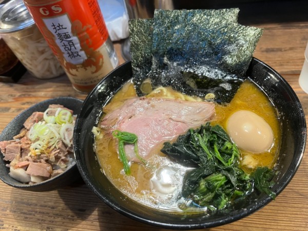 「ラーメン　半チャーシューまぶし　Twitterサービス味玉」@家系ラーメン クックらの写真