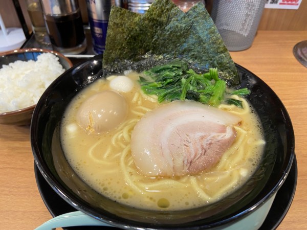 「味玉ラーメン（かため 少なめ）＋ミニライス」@綱島商店の写真
