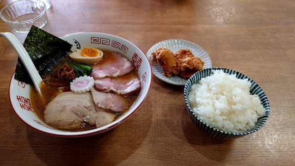 「鳥がら中華＋レアチャーシュー＋唐揚げ」@らぁ麺 ここんの写真