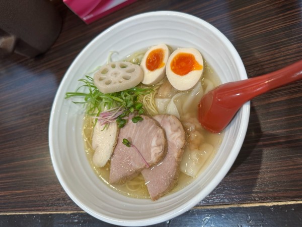 「贅沢 白糸中華そば」@中華そば 糸の写真